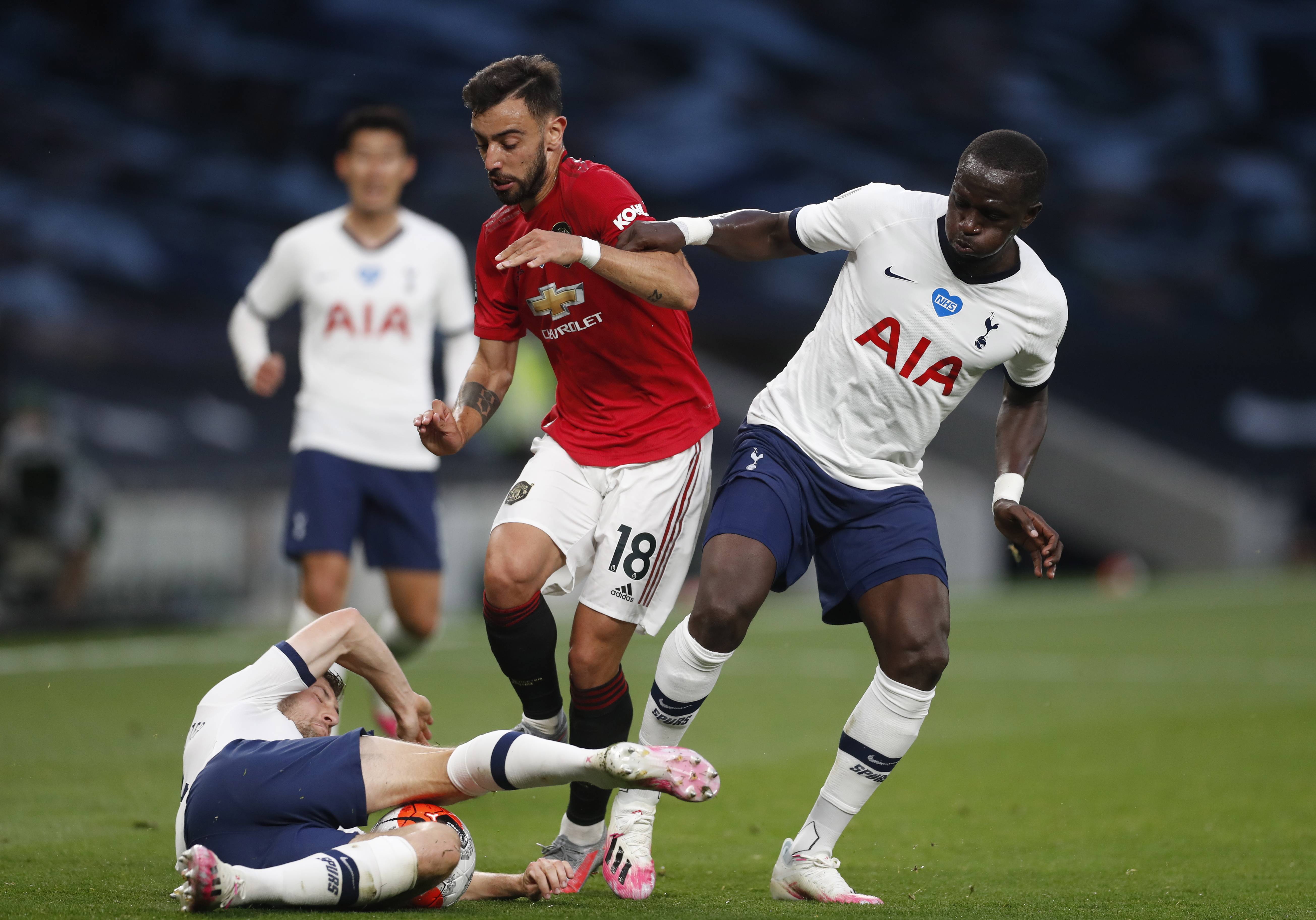 他们帮助球 他们帮助球